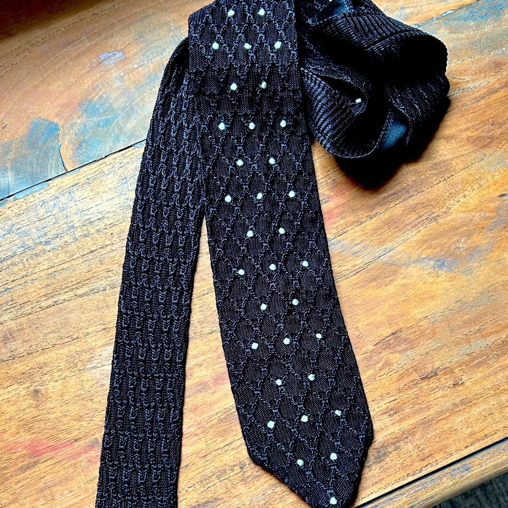 Elegant TOM FORD Black Knit Tie with White dot detail